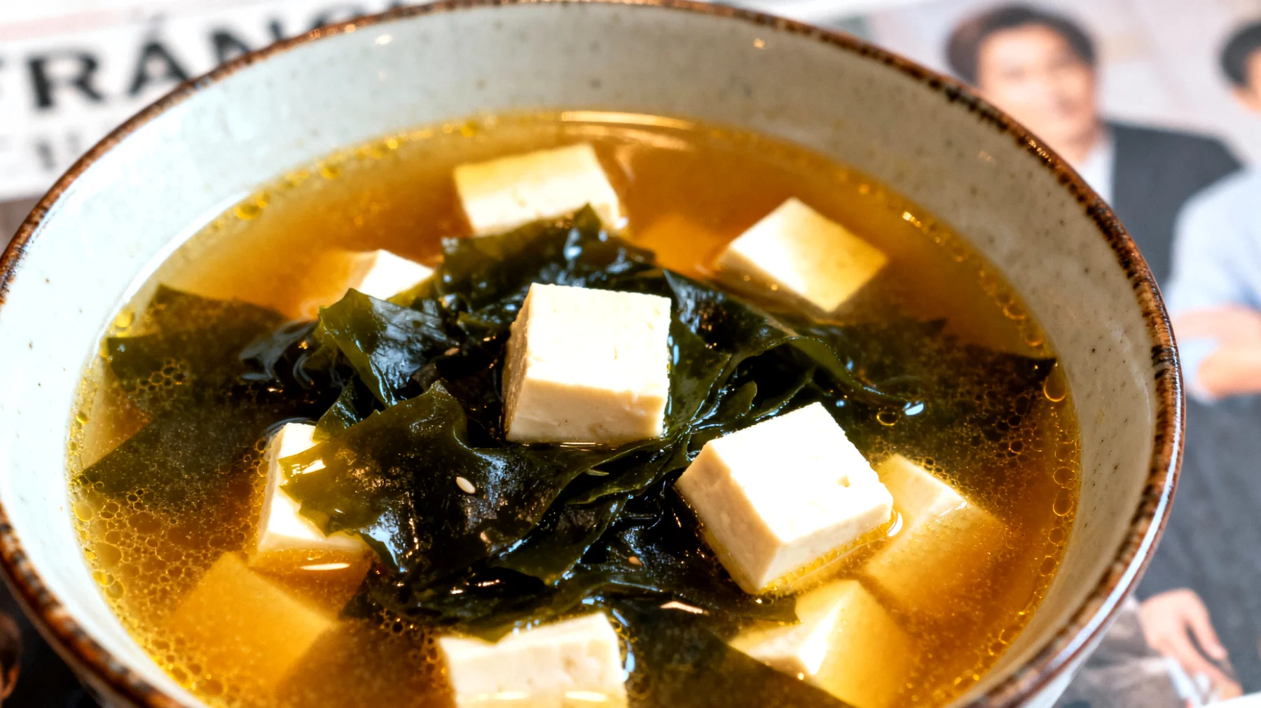 Soupe miso aux algues wakame et tofu soyeux"