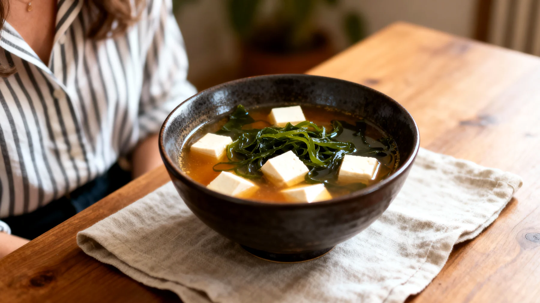 Soupe miso aux algues wakame et tofu soyeux"